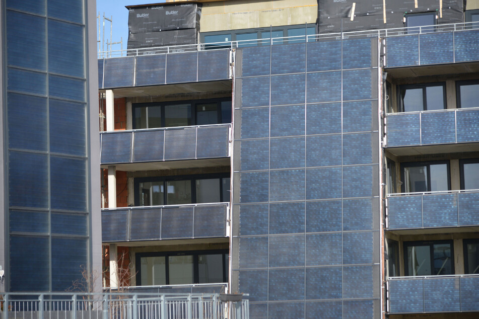 Solarmodule bedecken die Hausfassaden der Wohnanlage Abteiweg in Chemnitz.