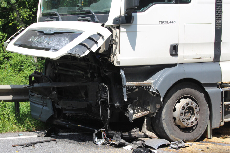 Der Lkw-Fahrer kam mit leichten Verletzungen in eine Klinik.
