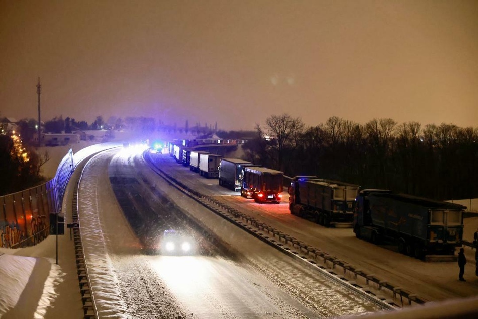 Auf der A17 und der A4 staute es sich bis zum Abend. Manche Lkw-Fahrer übernachteten in ihren Fahrzeugen.