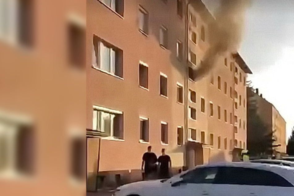 Eine schwarze Rauchsäule stieg am Sonntagabend aus einem Mehrfamilienhaus in Ellrich.