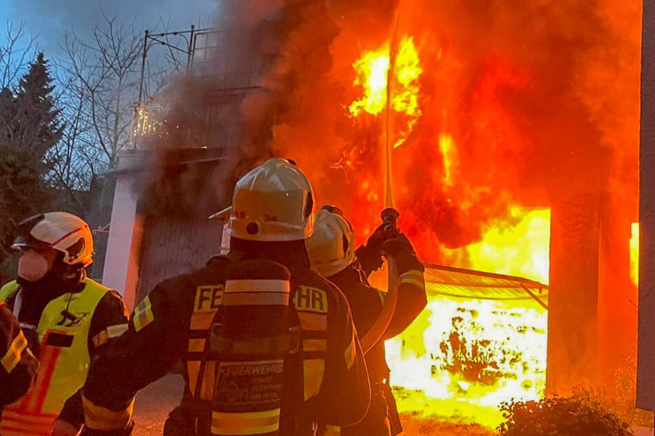 Das Feuer griff von der Garage auch auf das Wohnhaus über.