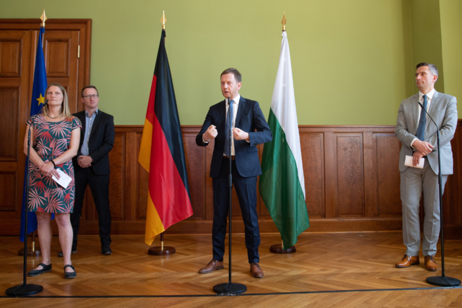 Die Spitzen der "Kenia"-Koalition (v.l.): Christin Furtenbacher (35) und Norman Volger (42, beide Grüne), MP Michael Kretschmer (45, CDU) und Martin Dulig (46, SPD).