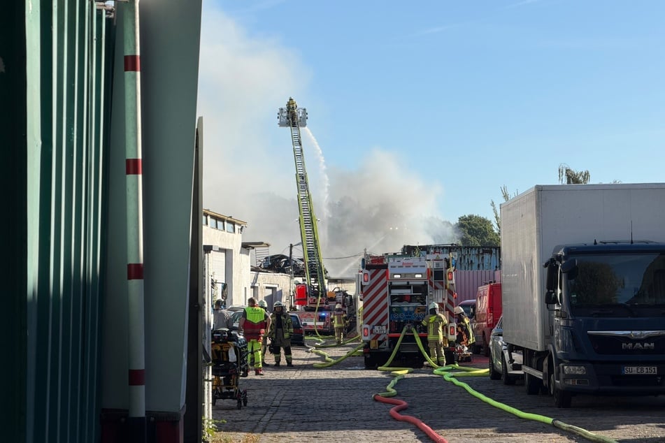 In Köln-Dellbrück ist am Freitagmorgen ein Feuer auf einem Schrottplatz ausgebrochen. (Symbolfoto)