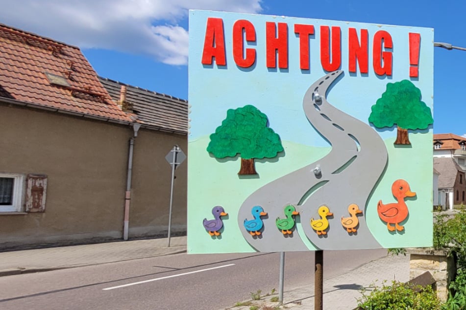 In dieser Stadt stehen jetzt ganz besondere Warnschilder