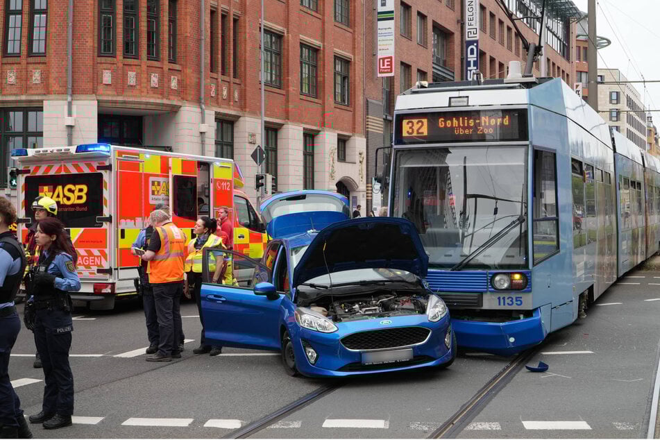 Der Ford beabsichtigte links abzubiegen, was an dieser Stelle jedoch verboten ist.