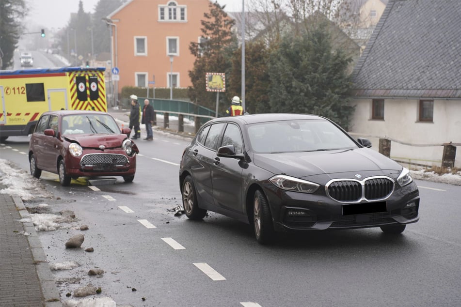 Rettungskräfte, Polizei und Feuerwehr waren umgehend am Unfallort.