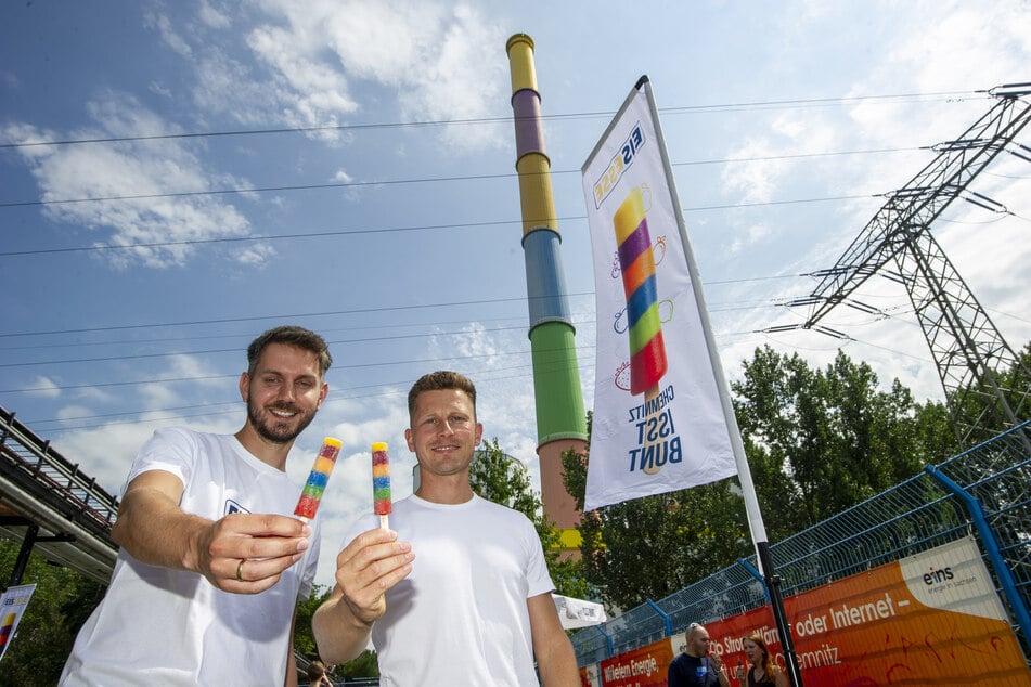 Christoph Rölke (35) und Tobie Zander (35) zeigen die Eis-Esse vor dem Lulatsch.