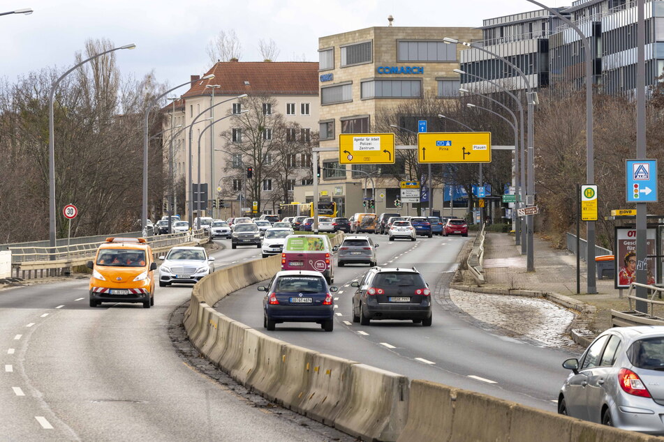 Blick von der Brücke Richtung Nürnberger Straße und TU Dresden. Bislang fährt hier nur die oft überfüllte Buslinie 61.