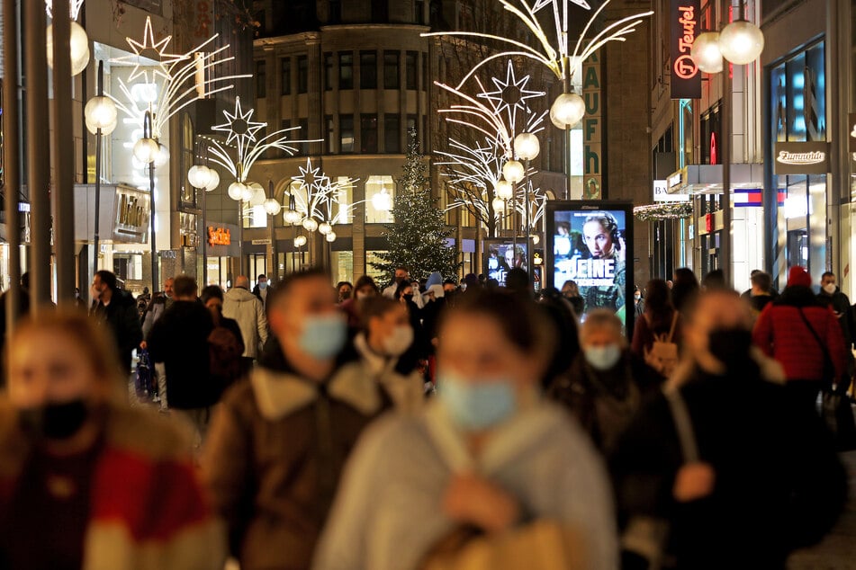15.12.2020, Nordrhein-Westfalen, Köln: Viele Menschen gehen am Vorabend des Lockdown durch die Einkaufsstraße Schildergasse.