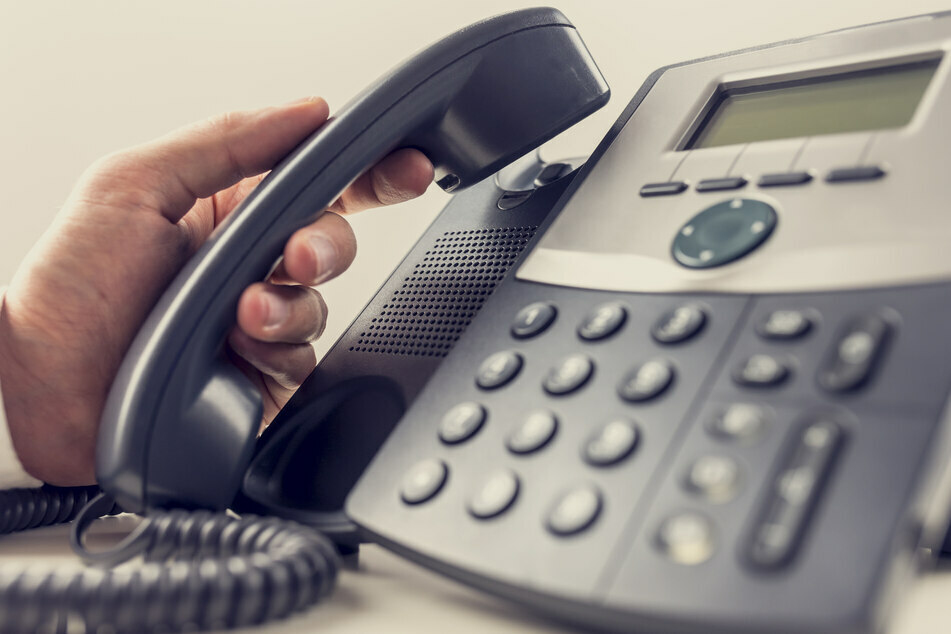 In den meisten Fällen findet die erste Kontaktaufnahme der Betrüger telefonisch statt. (Symbolbild)
