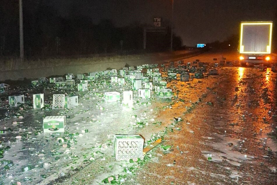 Rund 100 Kisten Bier verteilten sich Mittwochnacht auf die A281 in Bremen.
