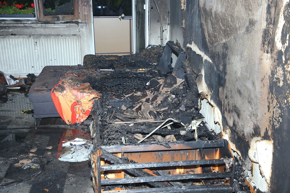 Verheerendes Feuer in Mehrfamilienhaus: Eine Wohnung unbewohnbar