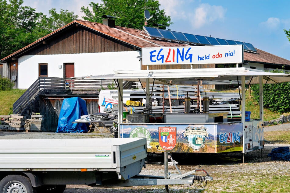 Am Tag danach sind Helfer mit dem Aufräumen beschäftigt. Der Vorsitzende des Burschenvereins, der das Fest organisiert hatte, zeigte sich schockiert von dem Vorfall.