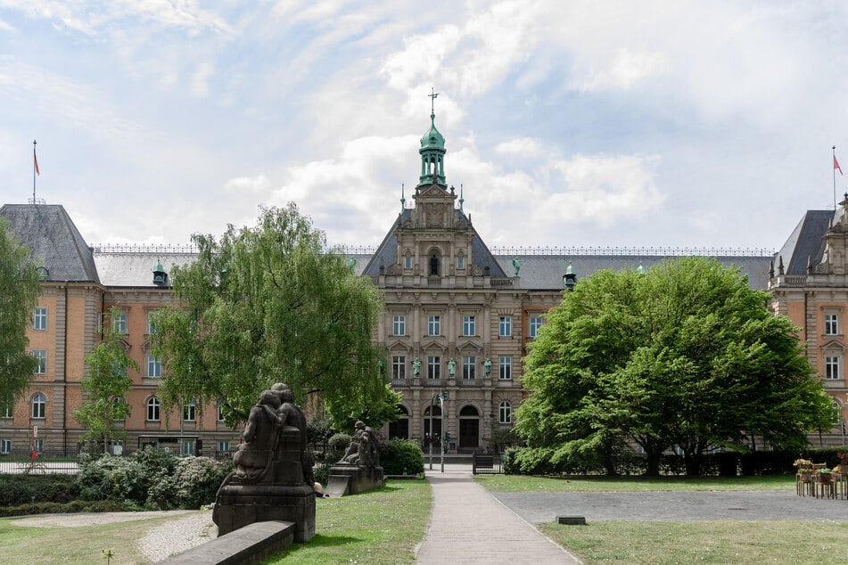 Das Ziviljustizgebäude des Landgerichts von Hamburg am Sievekingplatz. Ist hier vielleicht in Zukunft eine KI im Einsatz? (Archivbild)