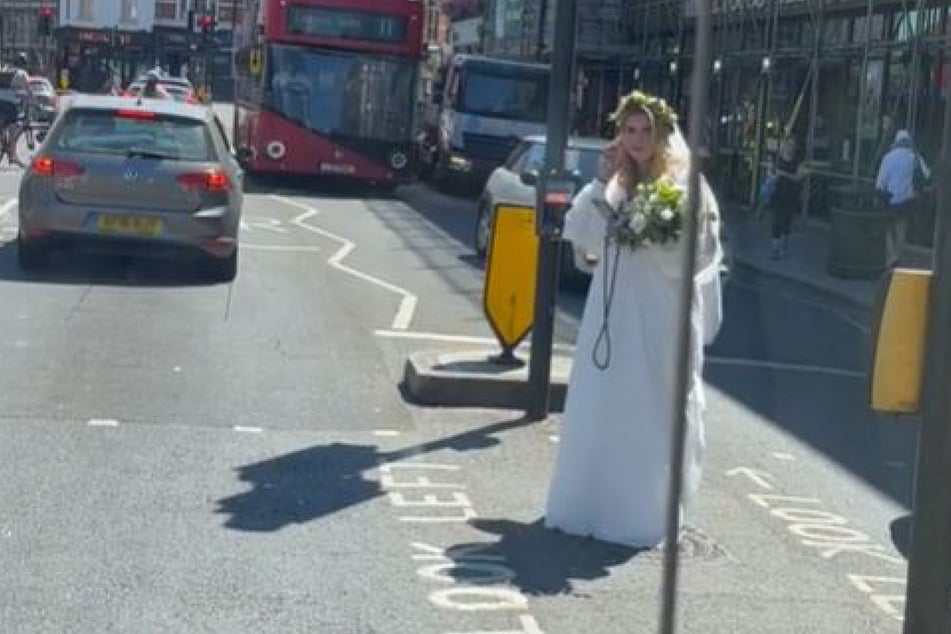 Mann sieht verwirrt wirkende Braut auf der Straße: Plötzlich kommt sie auf ihn zu