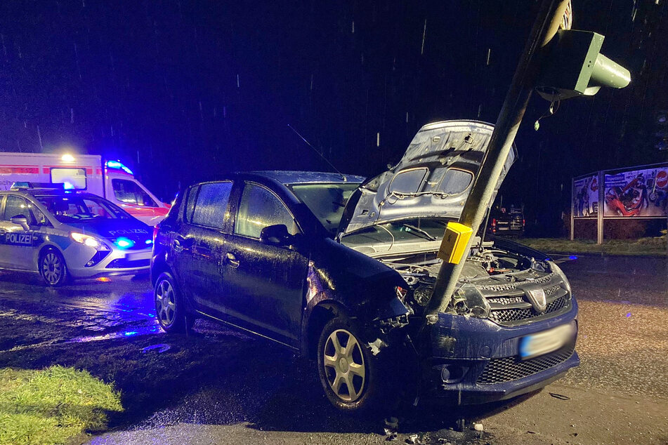 Unfall nahe Baumarkt: Dacia-Fahrerin kracht in Ampel