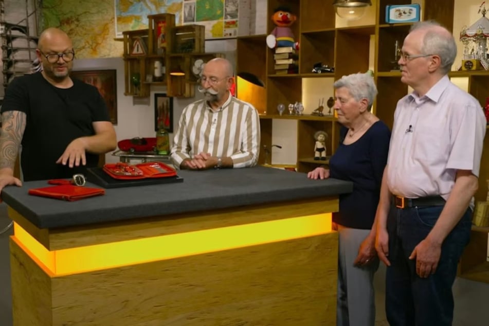 Karin Schirmacher (2.v.r.) war mit ihrem Sohn zu "Bares für Rares" gekommen, um ein altes Geschenk aus ihrer Kindheit zu verkaufen.