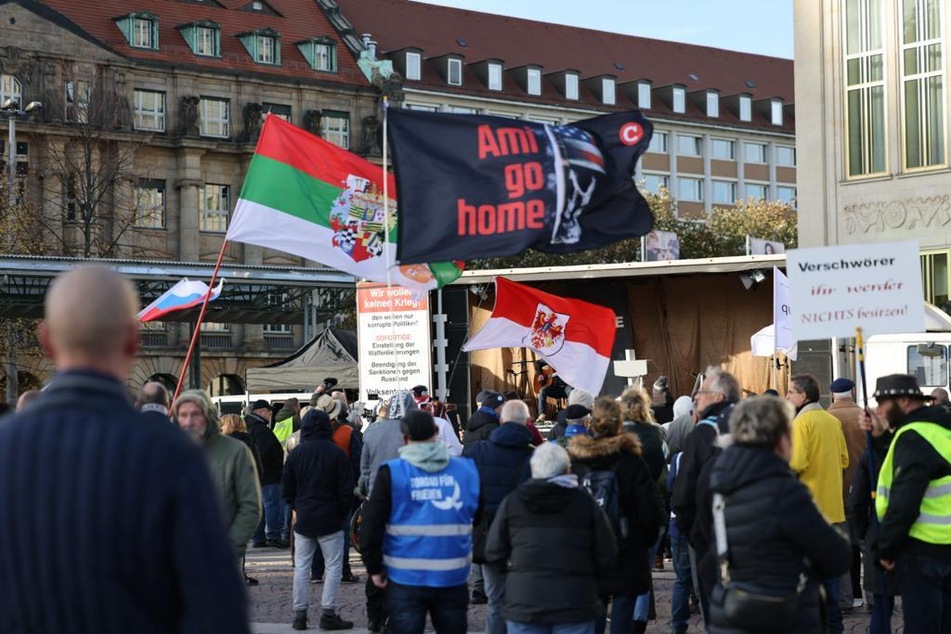 Schon am Nachmittag sammelten sich die ersten Anhänger der Bürgerbewegung Leipzig auf dem Augustusplatz.