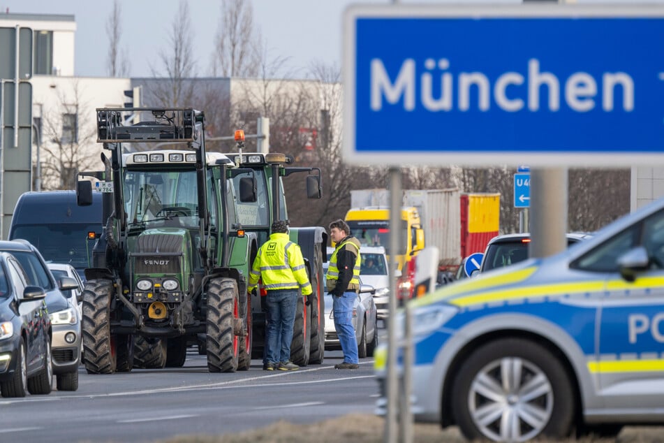 Bauernproteste um München: Autobahnauffahrten blockiert