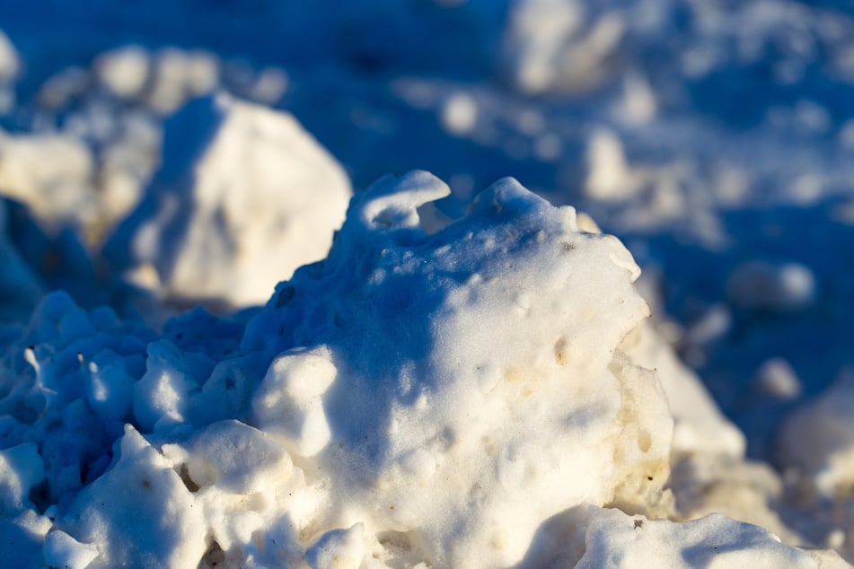 Auf einer Straße in Bad Muskau haben Unbekannte einen großen Schneebrocken auf die Fahrbahn gelegt. (Symbolbild)
