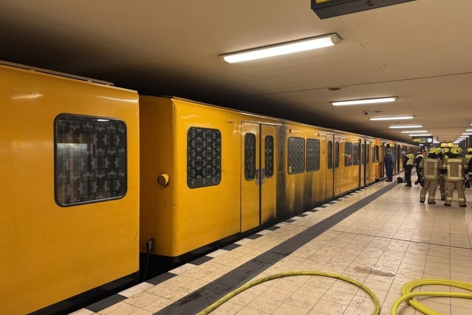 Deutliche Brandspuren am U-Bahn-Zug im U-Bahnhof Britz-Süd.