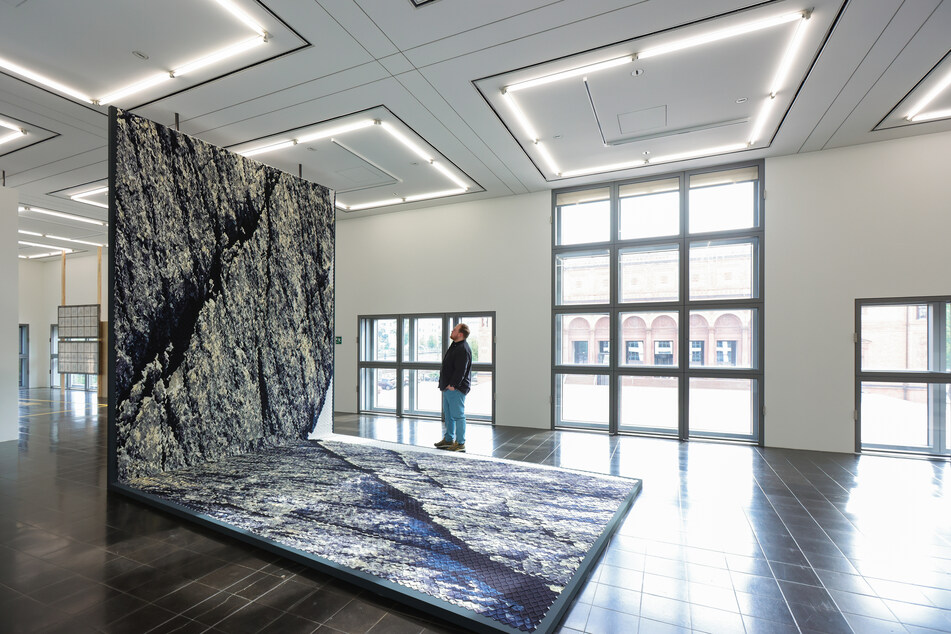 Ein Besucher steht vor der Installation "Soft Sediment Deformation" der Künstlerin Alice Channer.