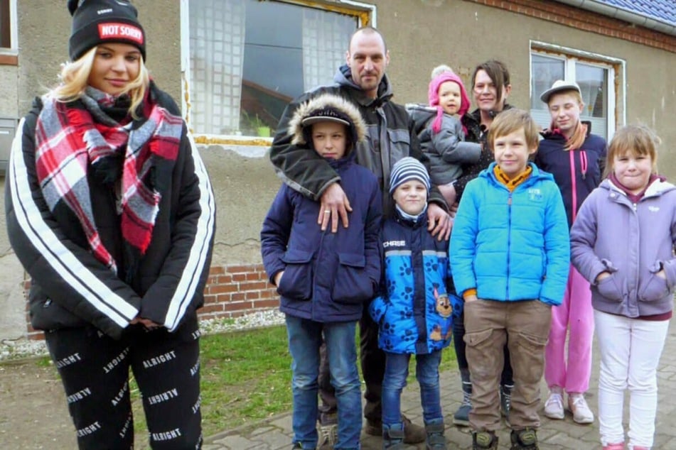 Florentine (14, l.) mit ihren Geschwistern sowie Papa Daniel (37, hinten) und Mama Doreen (36, 4.v.r.).