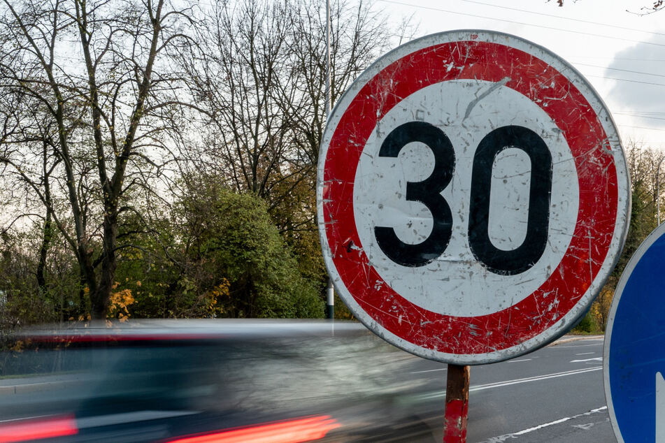 Ein 30er-Schild auf der A4 führte am Samstag zu zahlreichen Bremsmanövern. (Symbolbild)