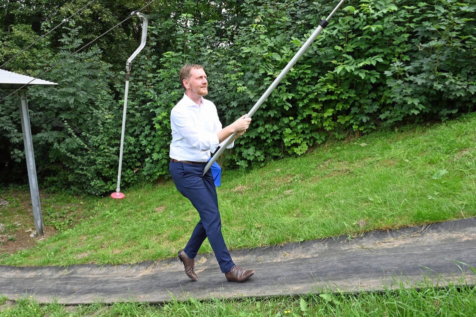 Michael Kretschmer (49, CDU) wagte sich auf den Skilift ...