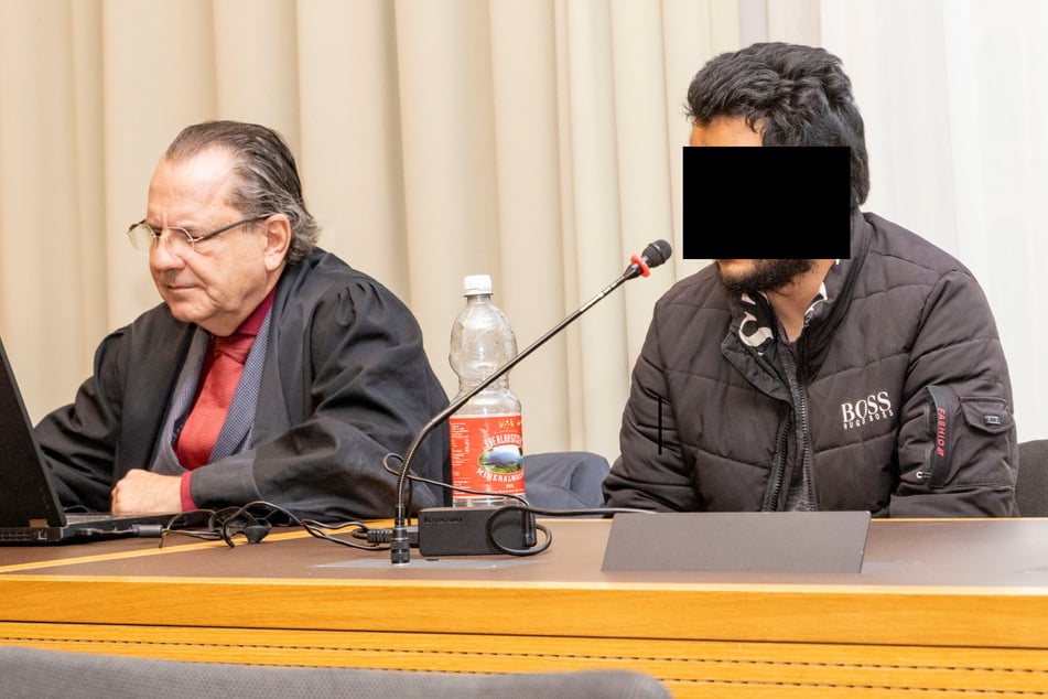 Ismail A. (23), hier neben seinem Verteidiger Michael Sturm (59) auf der Anklagebank im Landgericht Dresden.
