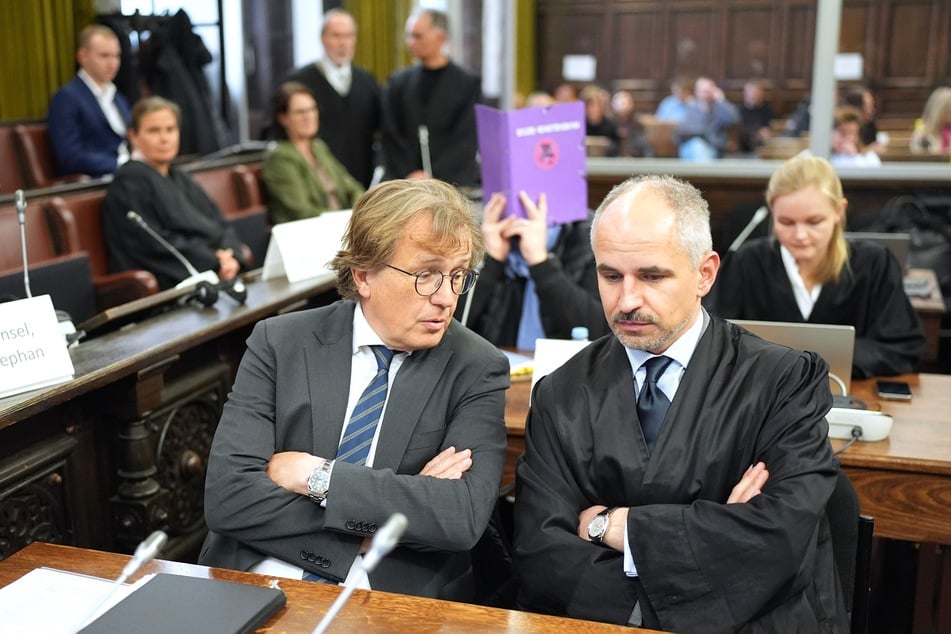 Dr. Marko Voß (r.) mit seinem Mandanten Dr. Andreas C. vor dem Hamburger Landgericht.