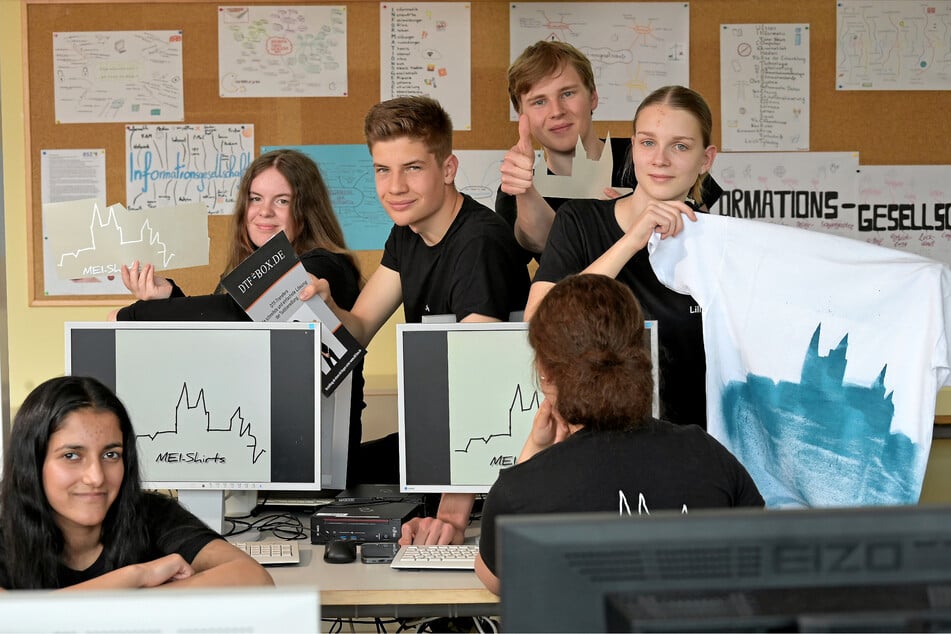 Seit Herbst haben Amana Ahmed (17, l.), Alicia Wähler (17), Friedrich Eisenmenger (17), Friedrich Wende (17), Lilli Heerem (16) und Annalena Seifert (16) ein Ziel: T-Shirts mit Meißen-Bezug zu produzieren.