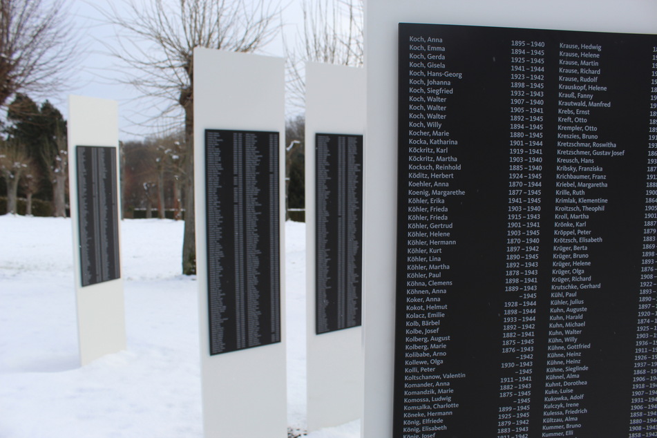 Die moderne Gedenkstätte erinnert an die grausamen Morde.