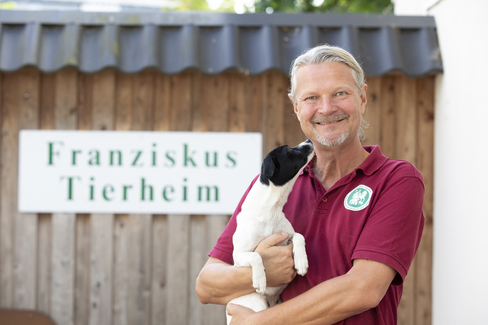 Frank Weber (55) steht gemeinsam mit seinem Hund vor dem Franziskus Tierheim. Mit einer Petition will der VOX-Moderator den Tierheimen aus der Krise helfen.