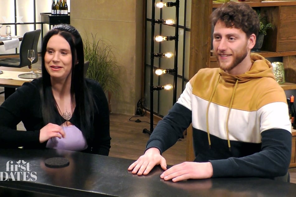 Celine (24) und Manu (23) sehen sich an der Bar des "First Dates"-Restaurants zum ersten Mal.