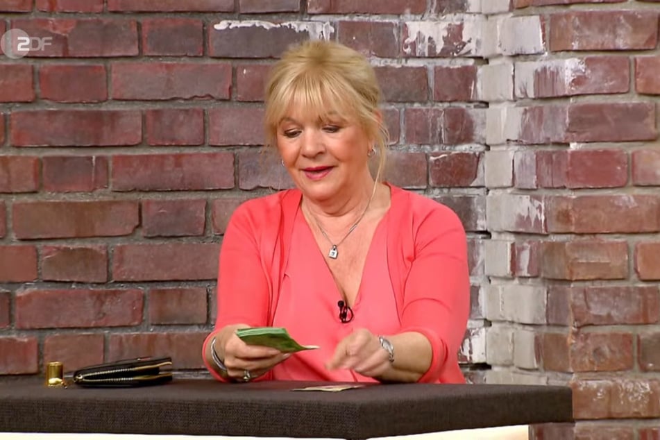 Elke Velten-Tönnies (73) blättert ganze 500 Euro für das Kunstwerk hin.