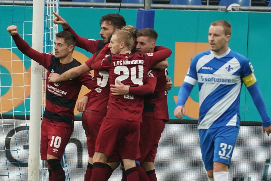 Nürnberg jubelt über das 1:0: Bei Darmstadts Kapitän Fabian Holland schwillt die Halsschlagader.