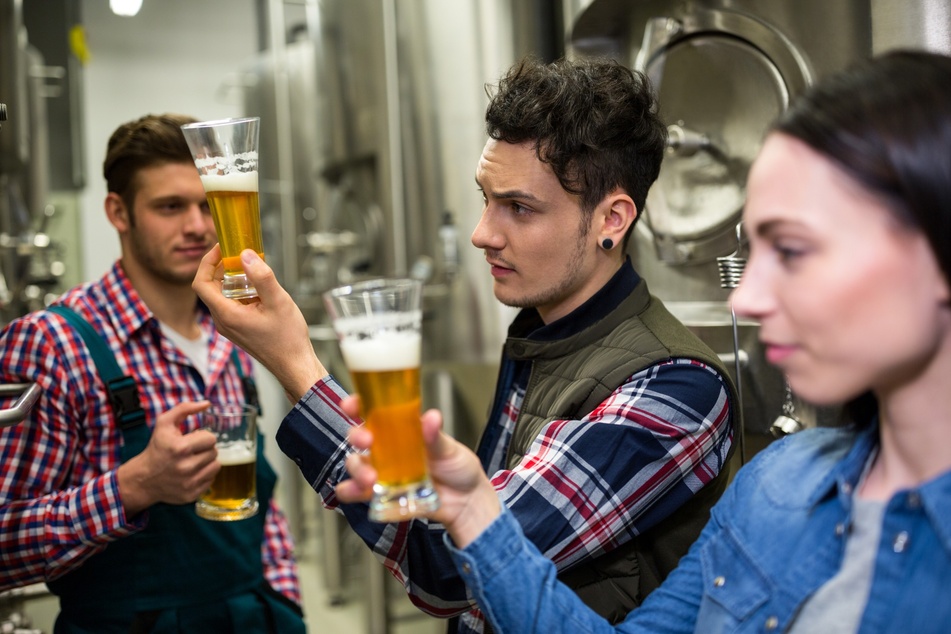 Bierverkostung, Craftbeer-Wanderung oder Bier selber brauen, sind erlebnisreiche Bierliebhaber-Geschenke. (Symbolbild)