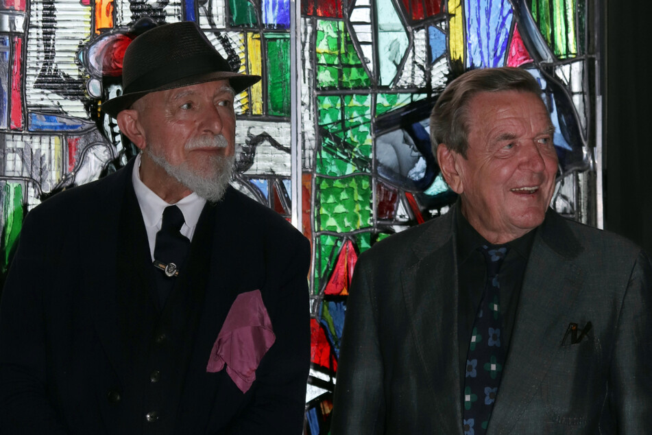 Altkanzler Gerhard Schröder (r.) und Markus Lüpertz (80) stehen vor dem Marktkirchenfenster in der Werkstatt des Künstlers.