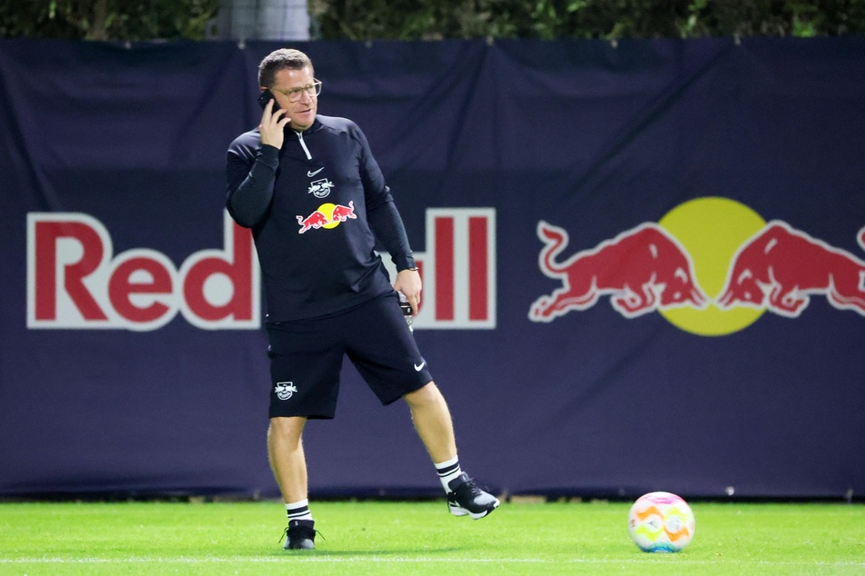 RB Leipzigs Sportdirektor, Max Eberl (49) ist im Trainingslager in Abu Dhabi ebenfalls das ein oder andere Mal am Ball zu sehen.