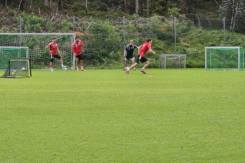 Derweil arbeiten Axel Borgmann, Tolcay Cigerci und Joey Taubeneck individuell.