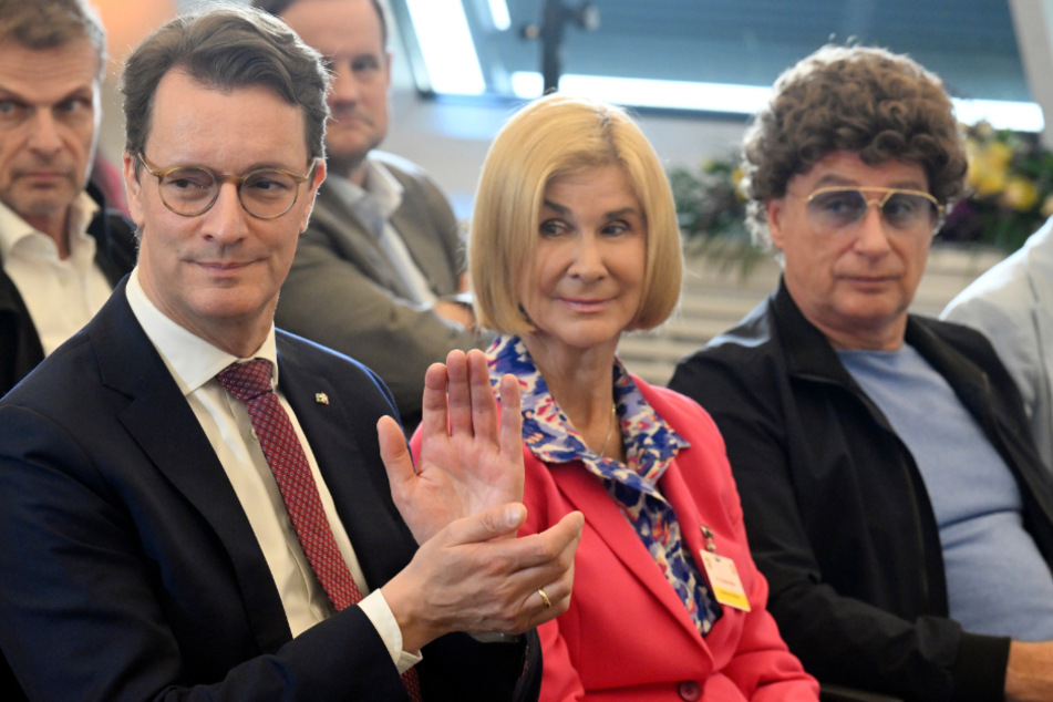 Gemeinsam mit NRW-Ministerpräsident Hendrik Wüst und Brigitte Mohn nahm Atze Schröder am Donnerstag an dem Event in Düsseldorf teil.