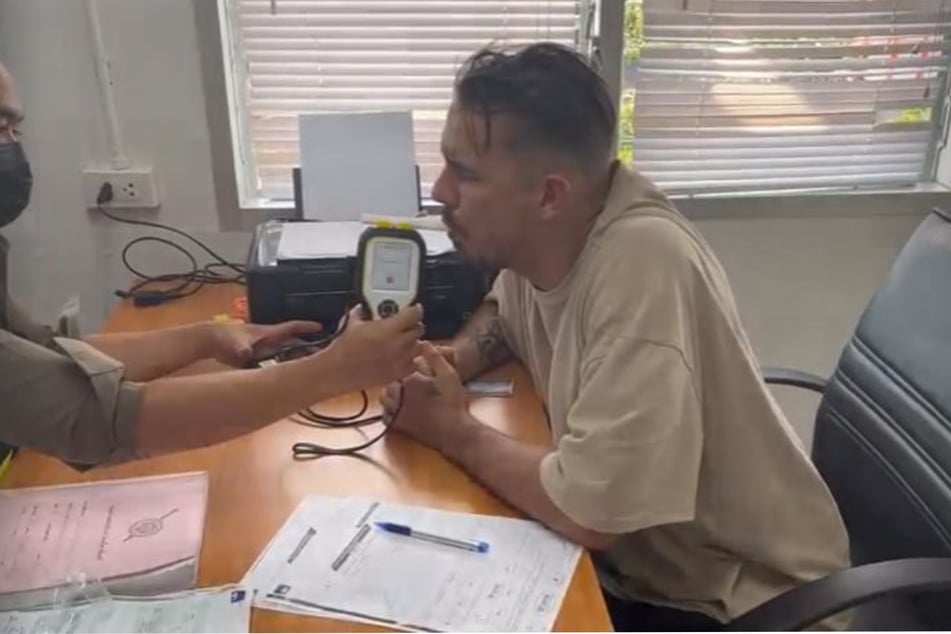 "Ich trinke nicht, Bruder, ich nehme gar nichts": Capital Bra (27) macht einen Atemalkoholtest auf einem Polizeirevier.