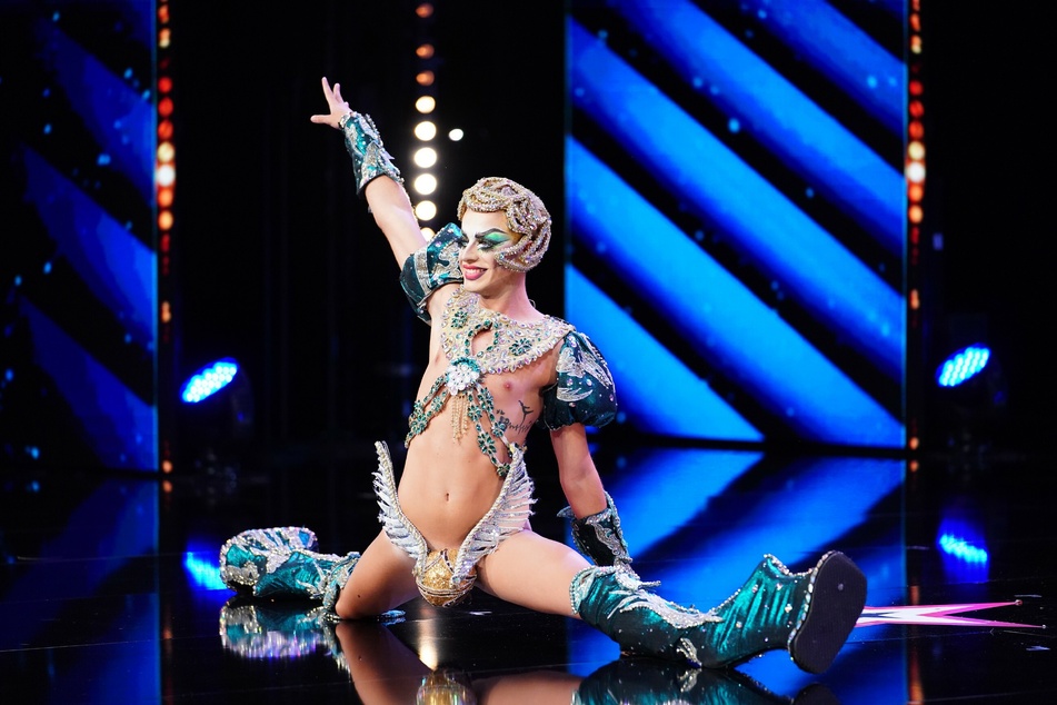 Die Opern singende Dragqueen David Batista (22) betritt nur mit einem goldenen Schnatz und Mega-High-Heels bekleidet die "Supertalent"-Bühne.