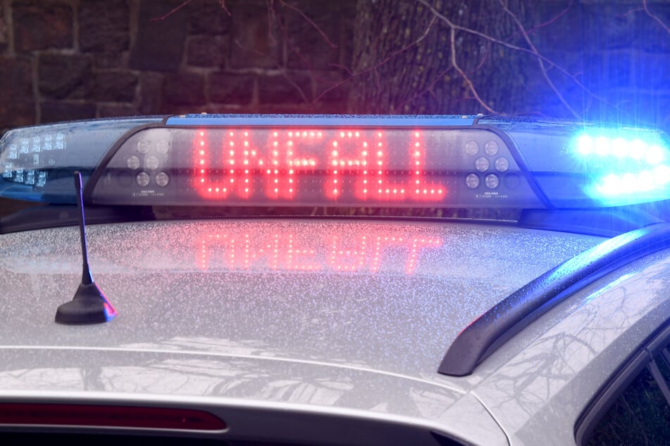 Tödlicher Unfall bei Köln: Senior kracht mit Auto gegen Hauswand - lag ein medizinischer Notfall vor?