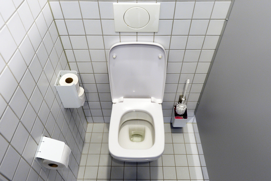 Der 23-Jährige behauptet, auf der Kundentoilette des Supermarkts eingeschlafen zu sein (Symbolbild).
