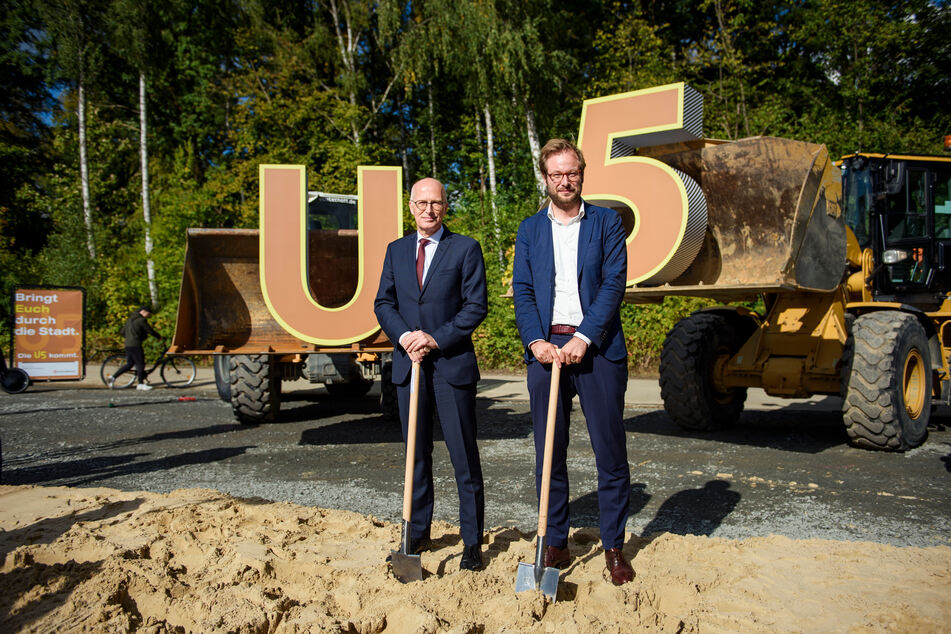 Bürgermeister Peter Tschentscher (l.) und Anjes Tjarks eröffnen mit einem feierlichen Spatenstich den Baubeginn der neuen Hamburger U-Bahnlinie U5.
