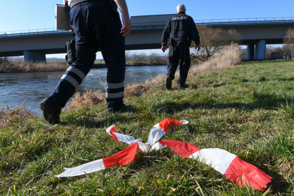 Ein Kanufahrer entdeckte den im Wasser treibenden Leichnam. (Symbolbild)