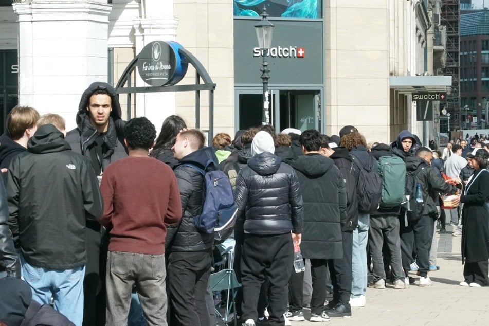 In Hamburg campierten die Uhren-Liebhaber bereits seit den frühen Morgenstunden vor dem Swatch-Geschäft an den Alsterarkaden.