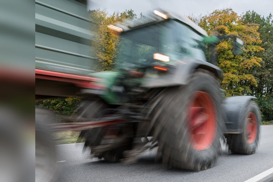 Schwerer Unfall in Nordsachsen: Traktorfahrer übersieht Mann auf Fahrrad und erfasst ihn